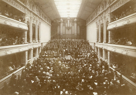 <p>Concert performance in the Brussels Conservatoire with Gevaert as conductor. Undated photograph.</p>